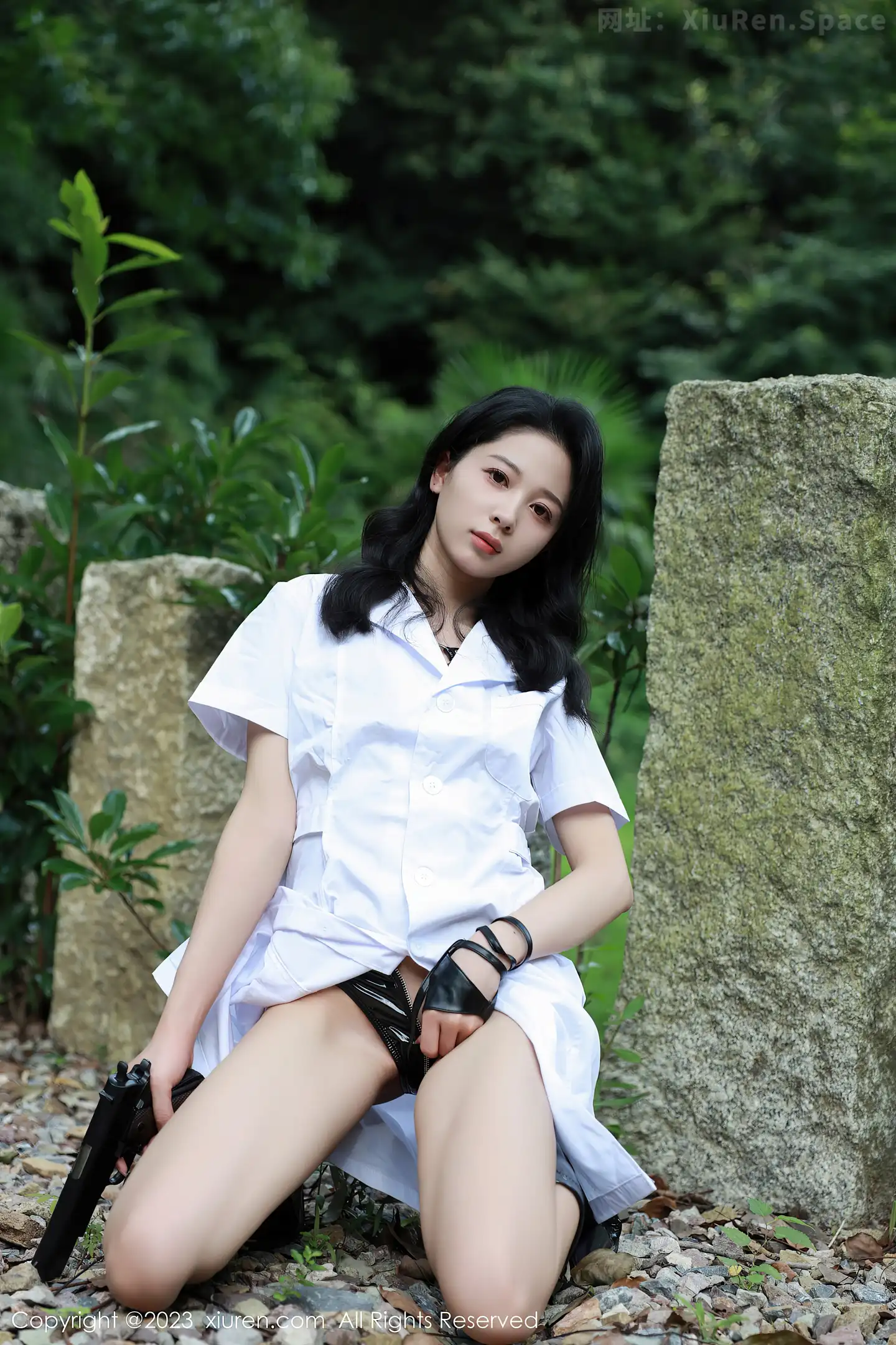 图片[3]-[XiuRen秀人网]VOL.7061 模特糖豆sisi户外脱白色外衣露黑色皮质情趣战衣惹火诱惑写真54P-秀人网官方网站